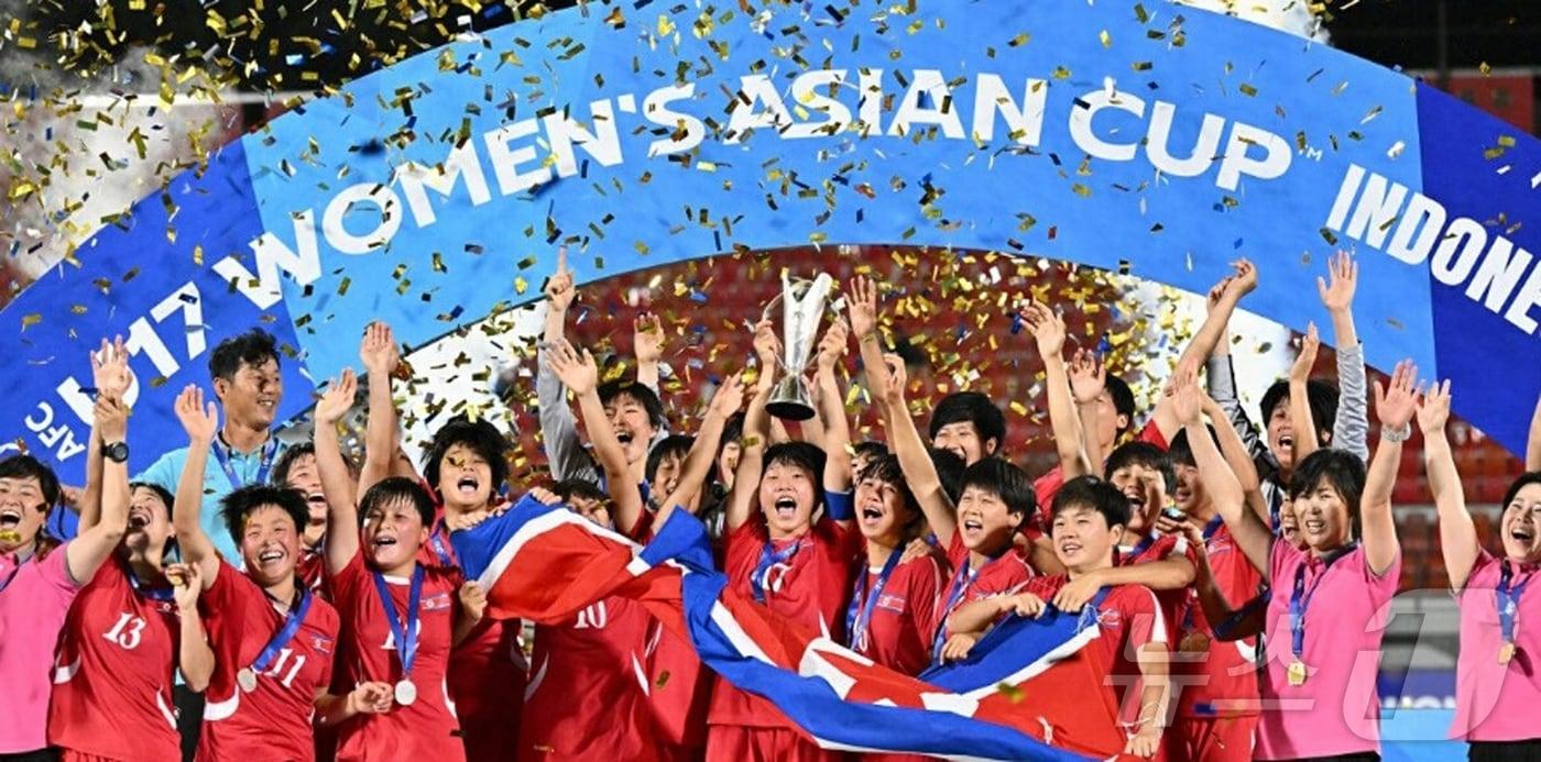본문 이미지 - (평양 노동신문=뉴스1) = 지난 2024년 아시아축구연맹(AFC) 17살 미만(U-17) 여자아시안컵경기대회에서 우승한 북한 여자축구팀의 모습 [국내에서만 사용가능. 재배포 금지. DB 금지. For Use Only in the Republic of Korea. Redistribution Prohibited] rodongphoto@news1.kr