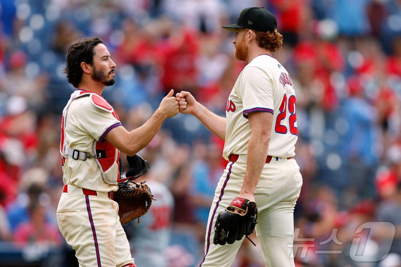 필라델피아 마무리 투수 스펜서 턴블(오른쪽)이 20일 워싱턴 내셔널스을 승리로 이끈 후 동료와 기뻐하고 있다. ⓒ AFP=뉴스1