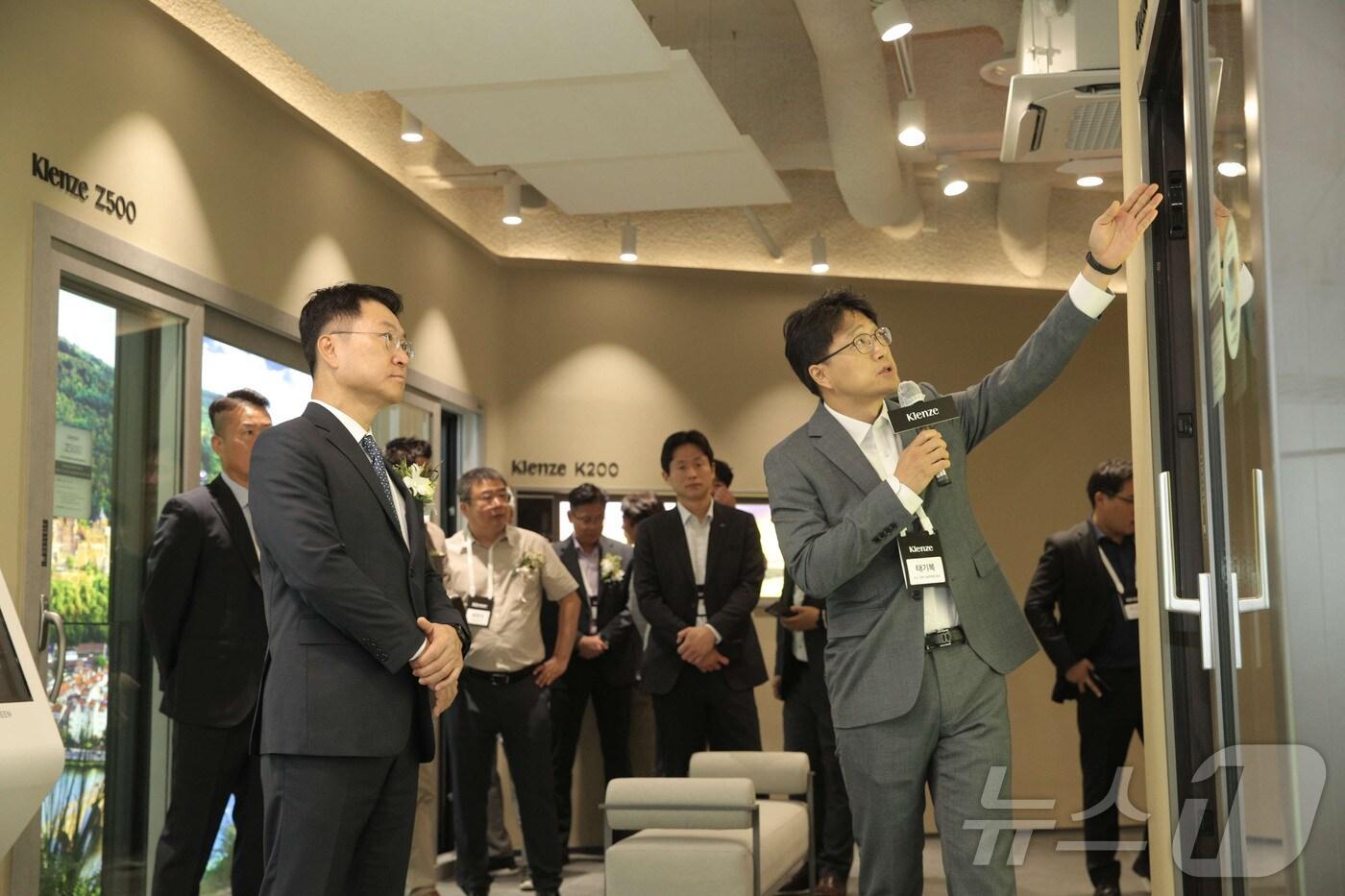 정재훈 KCC대표 와 건설사 등 관계자들이 더 클렌체 갤러리 부산 오픈식에서 투어를 하고 있다. (KCC 제공)