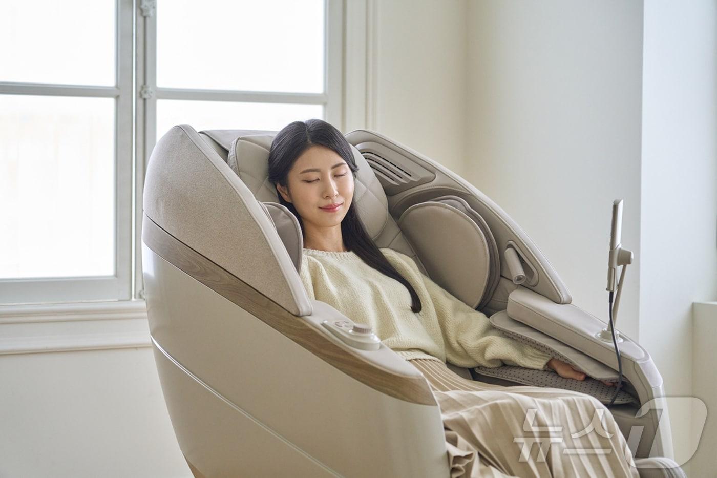 코지마 안마의자 ‘더블모션 오크’ 모델컷 (코지마 제공)