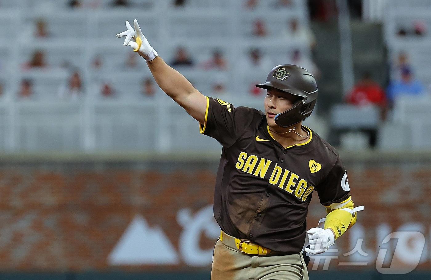 샌디에이고 파드리스 유격수 김하성이 20일(한국시간) 열린 2024 메이저리그 애틀랜타 브레이브스전에서 7회초 1점 홈런을 터뜨린 후 세리머니를 펼치고 있다. ⓒ AFP=뉴스1
