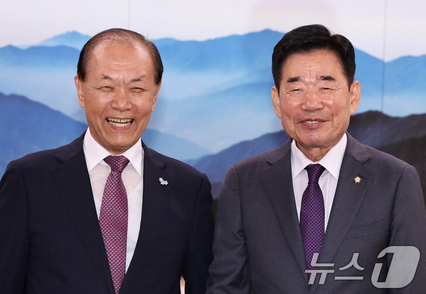 본문 이미지 - 황우여 국민의힘 비상대책위원장이 20일 오전 서울 여의도 국회에서 김진표 국회의장을 예방하고 있다. 2024.5.20/뉴스1 ⓒ News1 구윤성 기자