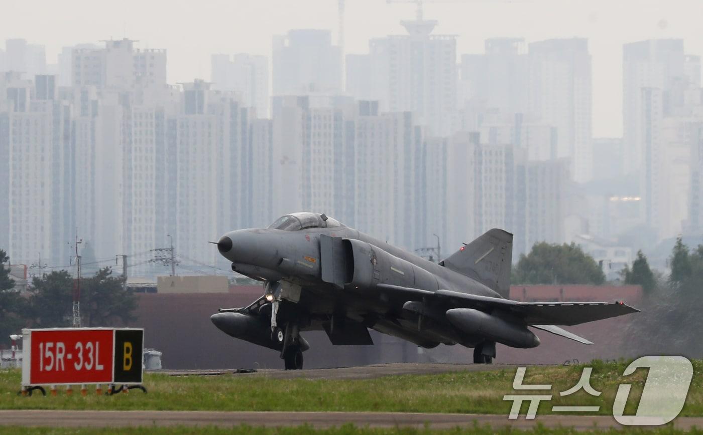 본문 이미지 - 퇴역을 보름여 앞둔 공군 F-4E 팬텀 전투기가 20일 경기 수원시 공군 제10전투비행단에서 이륙을 하고 있다. 2024.5.20/뉴스1 ⓒ News1 김영운 기자