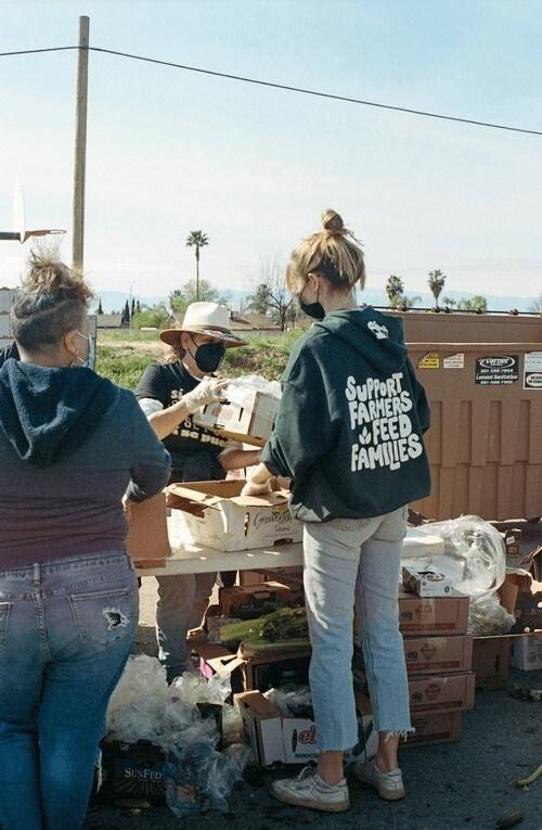 본문 이미지 - 팜링크 프로젝트는 북미 전역의 농장들과의 연계를 통해 잉여 농산물을 음식이 필요한 단체에 기부함으로써 배고픈 사람들이 없는 세상을 만들기 위한 사업을 하고 있다. &lt;출처: 팜링크 프로젝트 홈페이지&gt; 2023.05.19/