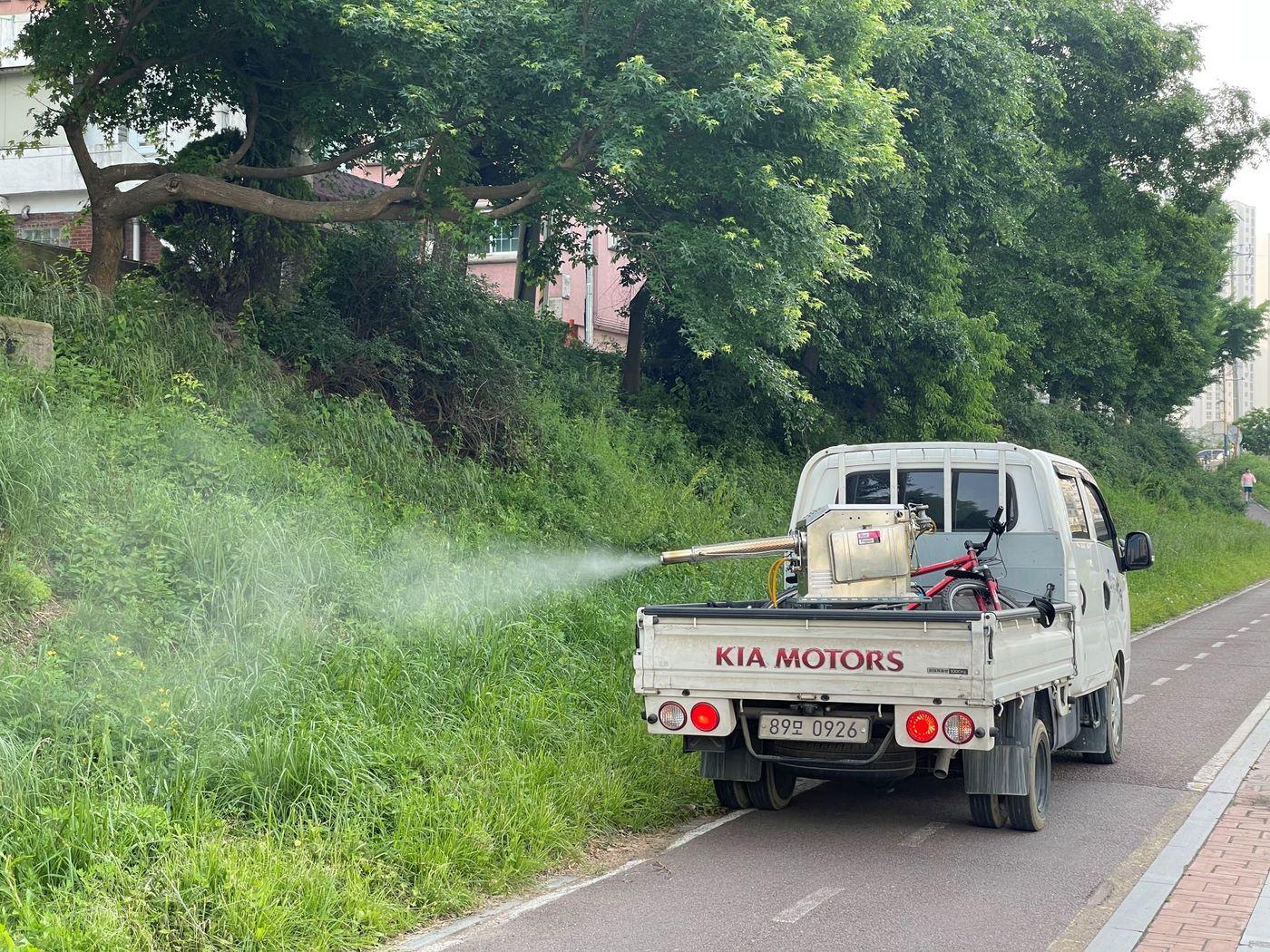 본문 이미지 - 경기 안양시가 이달부터 10월까지 학의천·안양천변 등에 대한 집중 방역소독을 추진 중이다.(안양시 제공)/
