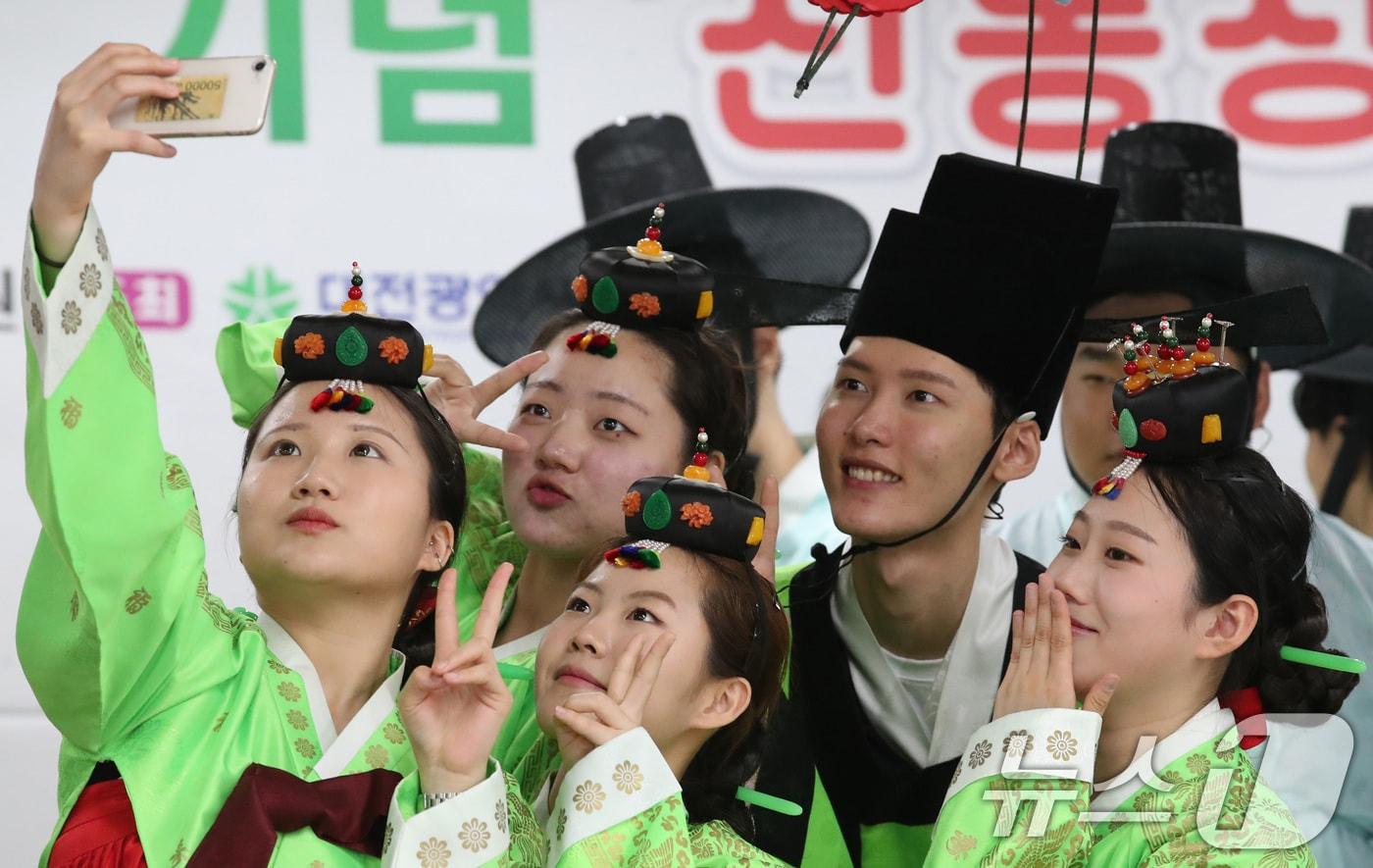 본문 이미지 - 제52회 성년의 날을 맞아 20일 대전 동구문화원에서 열린 전통 성년례 행사에서 올해 성년을 맞은 대전보건대 학생들이 성년례를 치르고 셀피 촬영을 하고 있다. 전통성년례란 관혼상제(冠婚喪祭)의 시작인 관(冠)에 해당하는 의식으로, 성년을 기념하는 자리다. 2024.5.20/뉴스1 ⓒ News1 김기태 기자