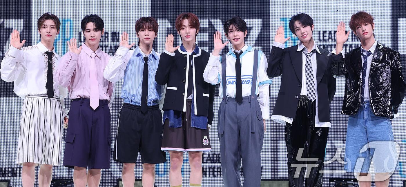 본문 이미지 - 신인 보이그룹 넥스지(NEXZ)가 20일 오후 서울 광진구 예스24 라이브홀에서 열린 데뷔 싱글 앨범 ‘Ride the Vibe’(라이드 더 바이브) 발매 기념 쇼케이스에서 포즈를 취하고 있다. 2024.5.20/뉴스1 ⓒ News1 김진환 기자