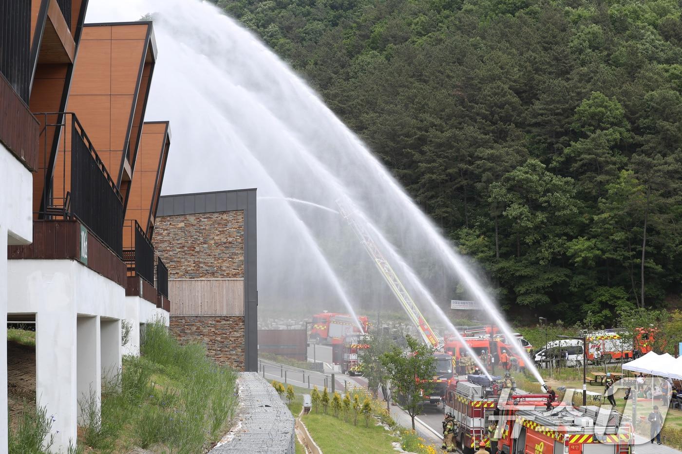 본문 이미지 - 20일 오후 경기 화성시 무봉산자연휴양림에서 열린 '2024년 화성시 재난대응 안전한국훈련'에서 화성소방서와 육군 제51보병사단 및 유관기관 관계자들이 산사태 발생 및 산불 등 복합재난 상황을 가정해 훈련을 진행하고 있다. 2024.5.20/뉴스1 ⓒ News1 김영운 기자