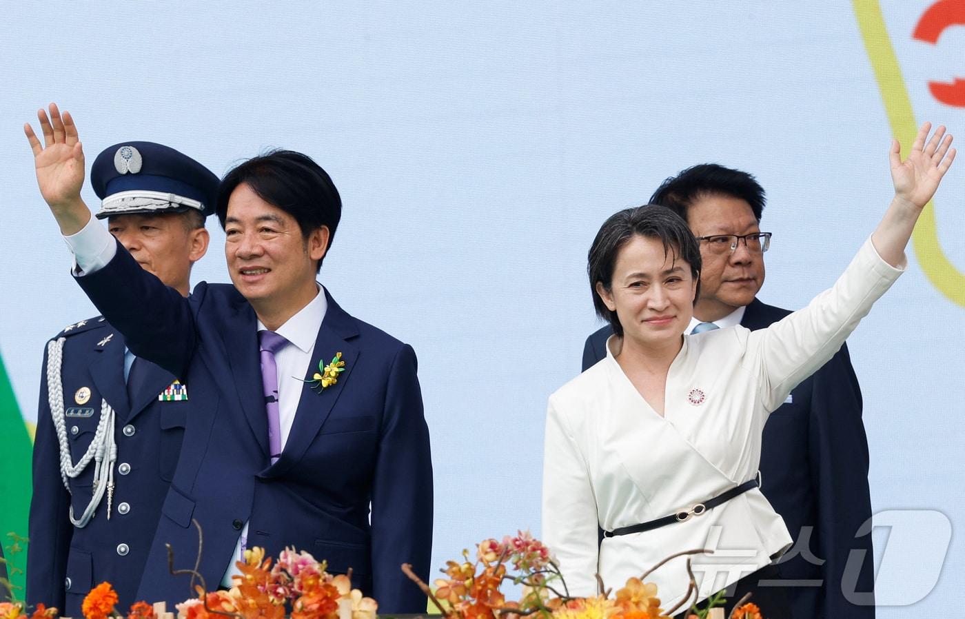 본문 이미지 - 20일(현지시간) 대만 타이베이 총통부에서 열린 취임식에서 라이칭더 대만 신임 총통(왼쪽)과 샤오메이친 대만 신임 부총통이 손을 흔들고 있다. 2024.05.20 ⓒ 로이터=뉴스1