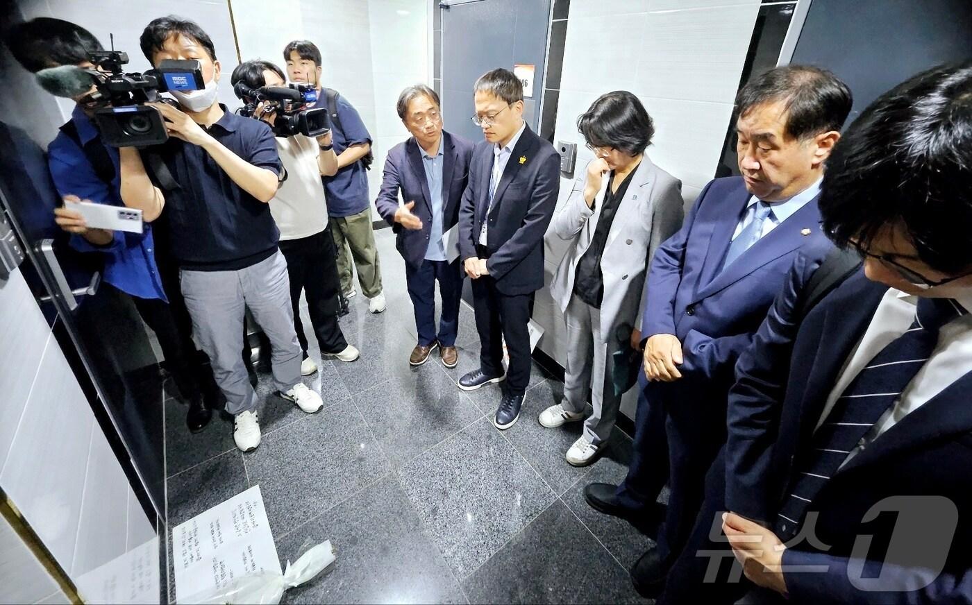 본문 이미지 - 박주민·맹성규 더불어민주당 의원과 임미애 당선인 등 민주당 관계자들이 20일 오후 대구 남구 대명동 한 다가구주택을 찾아 전세사기 피해를 호소하다 스스로 목숨을 끊은 30대 여성을 추모하고 있다. 2024.5.20/뉴스1 ⓒ News1 남승렬 기자