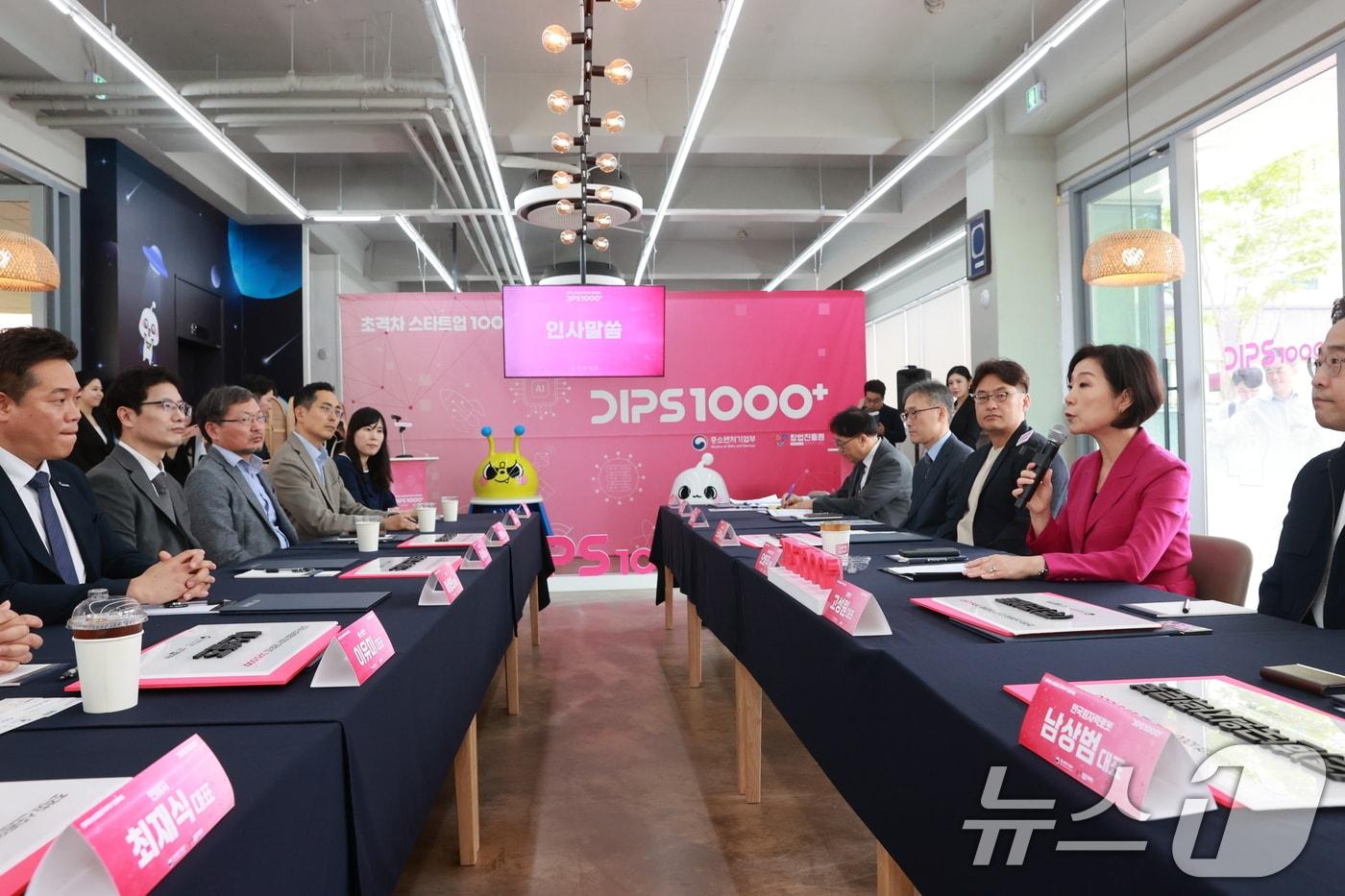 오영주 중소벤처기업부 장관이 지난해 5월 20일 대전 소재 우주·항공 분야 초격차 스타트업 선정 기업 &#39;컨텍&#39;에서 초격차 스타트업 간담회를 하고 있다. &#40;중소벤처기업부 제공&#41; 2024.5.20/뉴스1