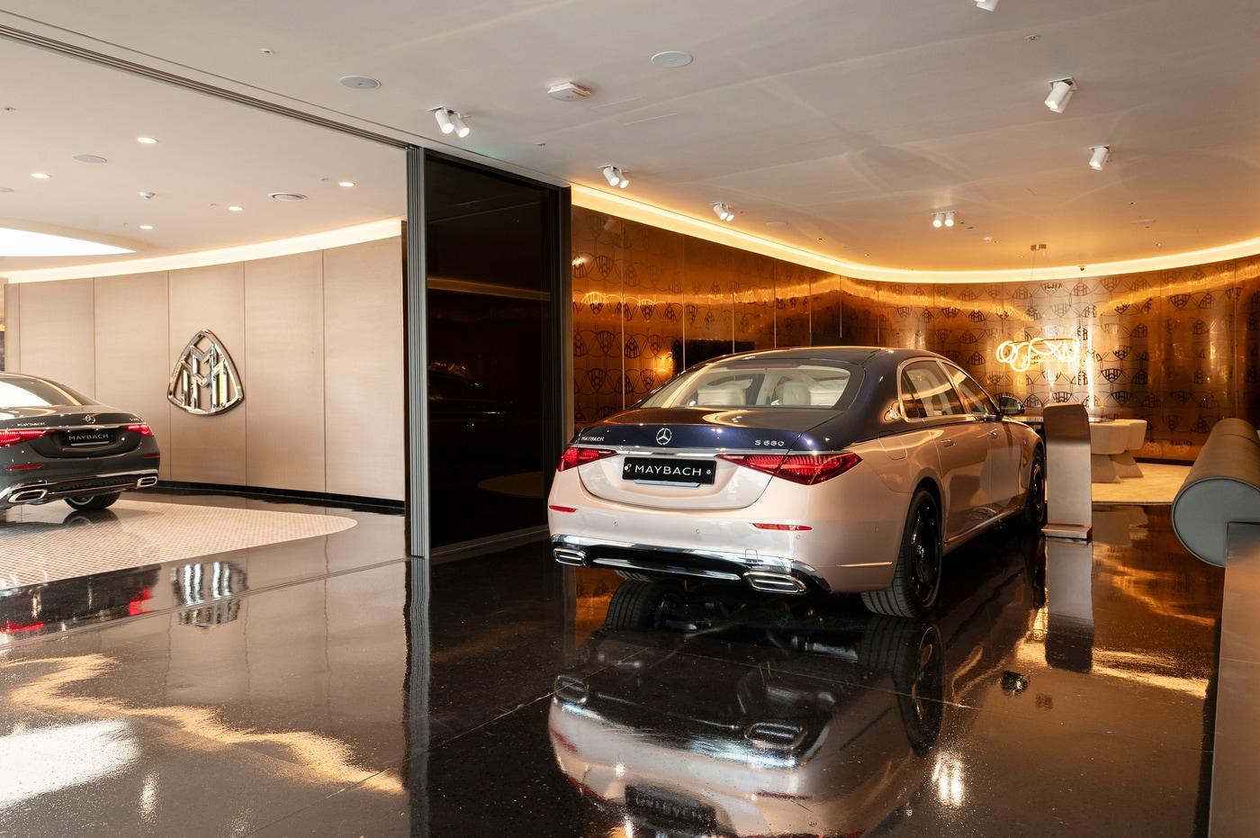 본문 이미지 -  벤츠 청담 전시장 2층에 마련된 '마누팍투어(스페셜오더) 공간'. 이곳에는 벤츠가 150대 한정판으로 만든 '메르세데스-마이바흐 S 680 4MATIC 오뜨 부아튀르 에디션'도 만날 수 있었다(한성자동차 제공).