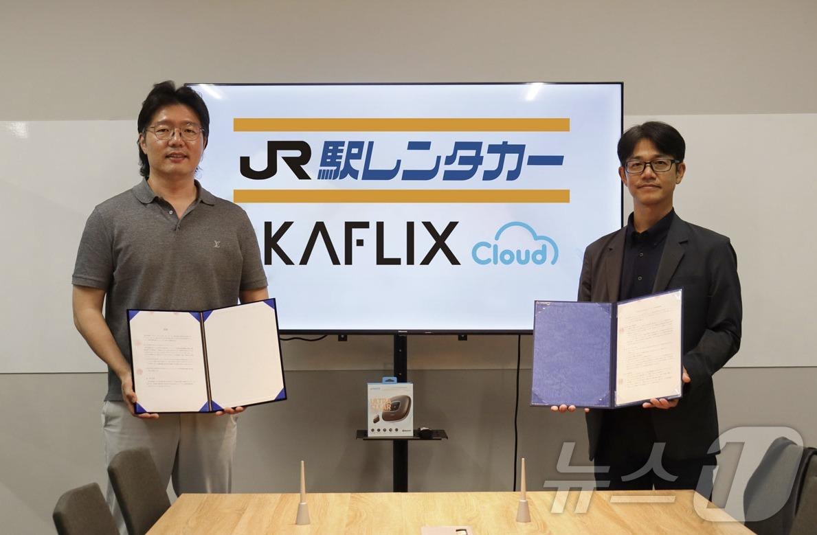 본문 이미지 - 캐플릭스 일본법인 신정민 대표(왼쪽)과 JR역렌터카 시스템 니시노 다카시 영업부장이 최근 일본 현지에서 계약 체결 후 기념촬영을 하고 있다.(캐플릭스 제공)