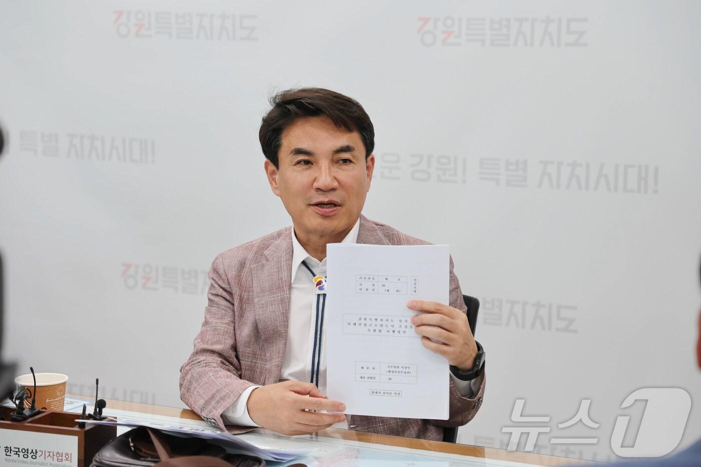 본문 이미지 - 기자 간담회에서 발언하는 김진태 강원지사.(강원도 제공)/뉴스1