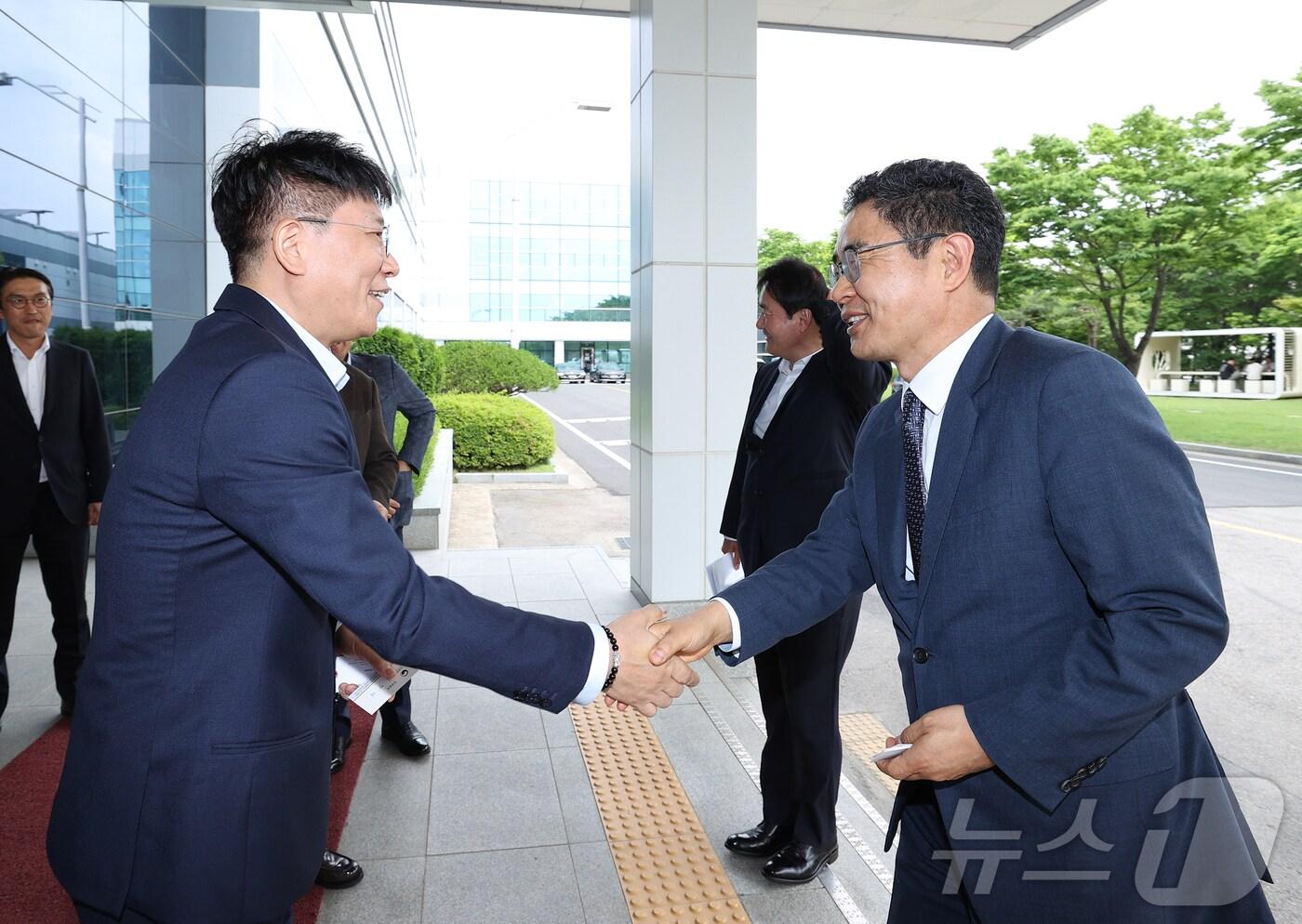 본문 이미지 - 김창기 국세청장(오른쪽)이 20일 충북 오창과학산업단지내 LG에너지솔루션 에너지플랜트를 방문해 김동명 LG에너지솔루션 대표와 악수하고 있다(국세청 제공). 2024.5.20/뉴스1
