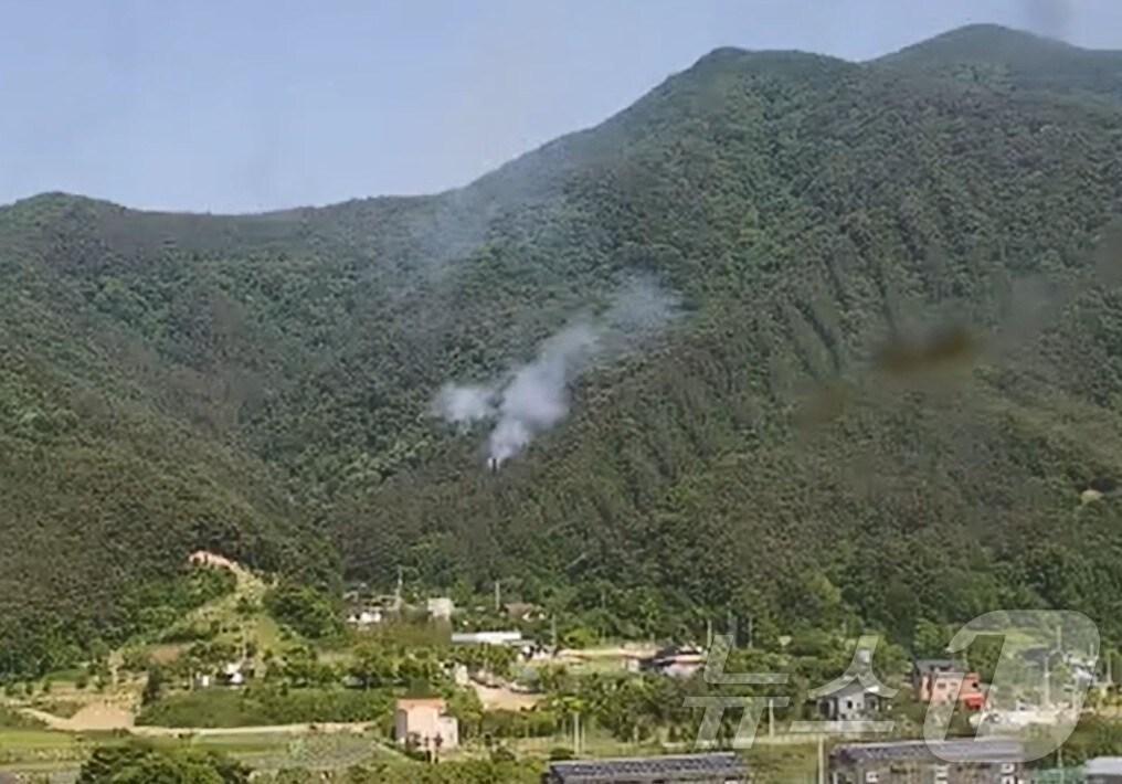 본문 이미지 - 20일 전북소방본부 등에 따르면 이날 오후 3시 53분께 전북자치도 완주군 구이면의 한 개인 사찰에서 불이 났다.(산림청 제공)