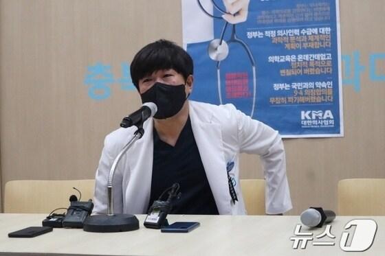 본문 이미지 - 김석원 충북대학교 정형외과 교수가 지난달 29일 기자회견을 열고 사직의 변을 밝히고 있다./뉴스1