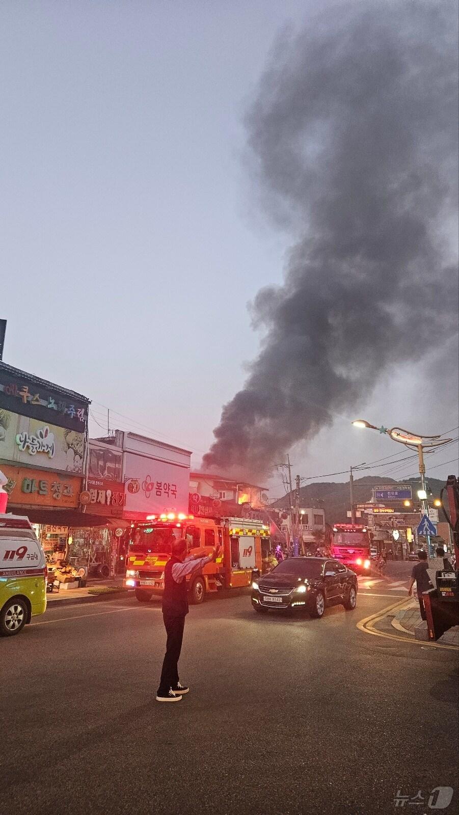 본문 이미지 - 20일 오후 7시 34분께 전북자치도 진안군 진안읍 한 식당에서 불이 났다.(독자 제공)