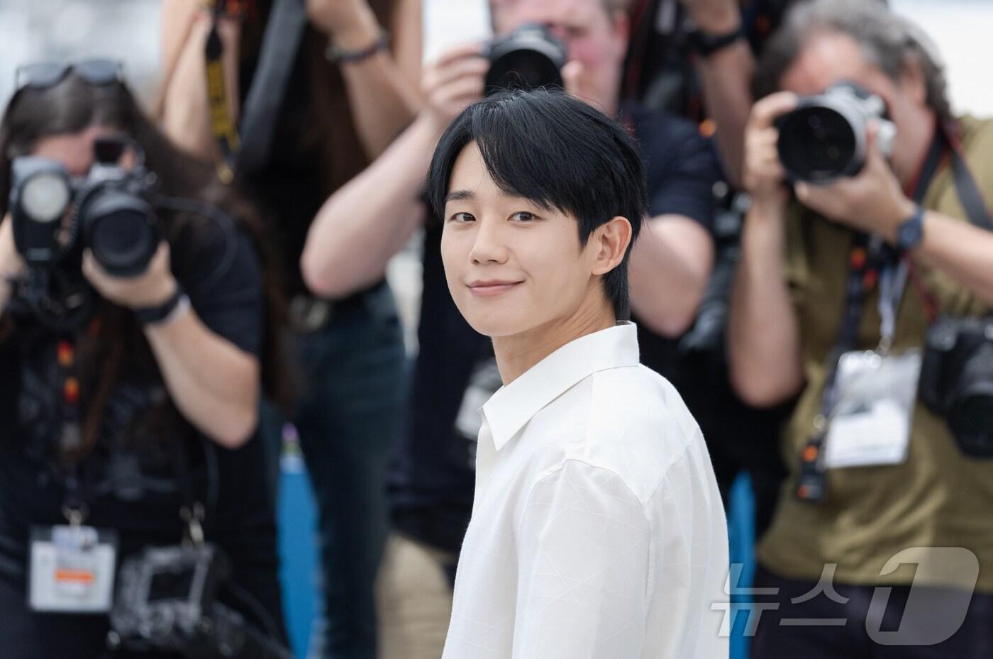 20일&#40;현지시간&#41; 프랑스 남부 소도시 칸 팔레 데 페스티발&#40;Palais des Festival&#41;에서 제77회 칸 국제영화제&#40;Cannes Film Festival 2024&#41; 미드나잇 스크리닝에 초청된 영화 ‘베테랑2’ 포토콜이 열려 극중 박선우 형사역을 맡은 배우 정해인이 포즈를 취하고 있다. 2024.5.20/뉴스1 ⓒ News1 이준성 기자