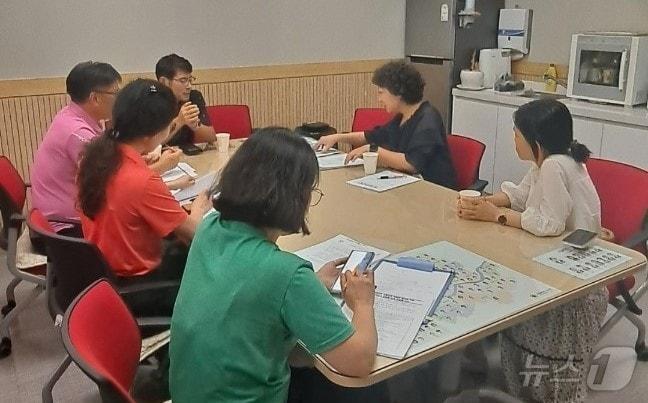 본문 이미지 - 서울시교육청 학생교육원의 '찾아가는 맞춤형 재정 컨설팅' 회의 모습. (서울시교육청학생교육원 제공)