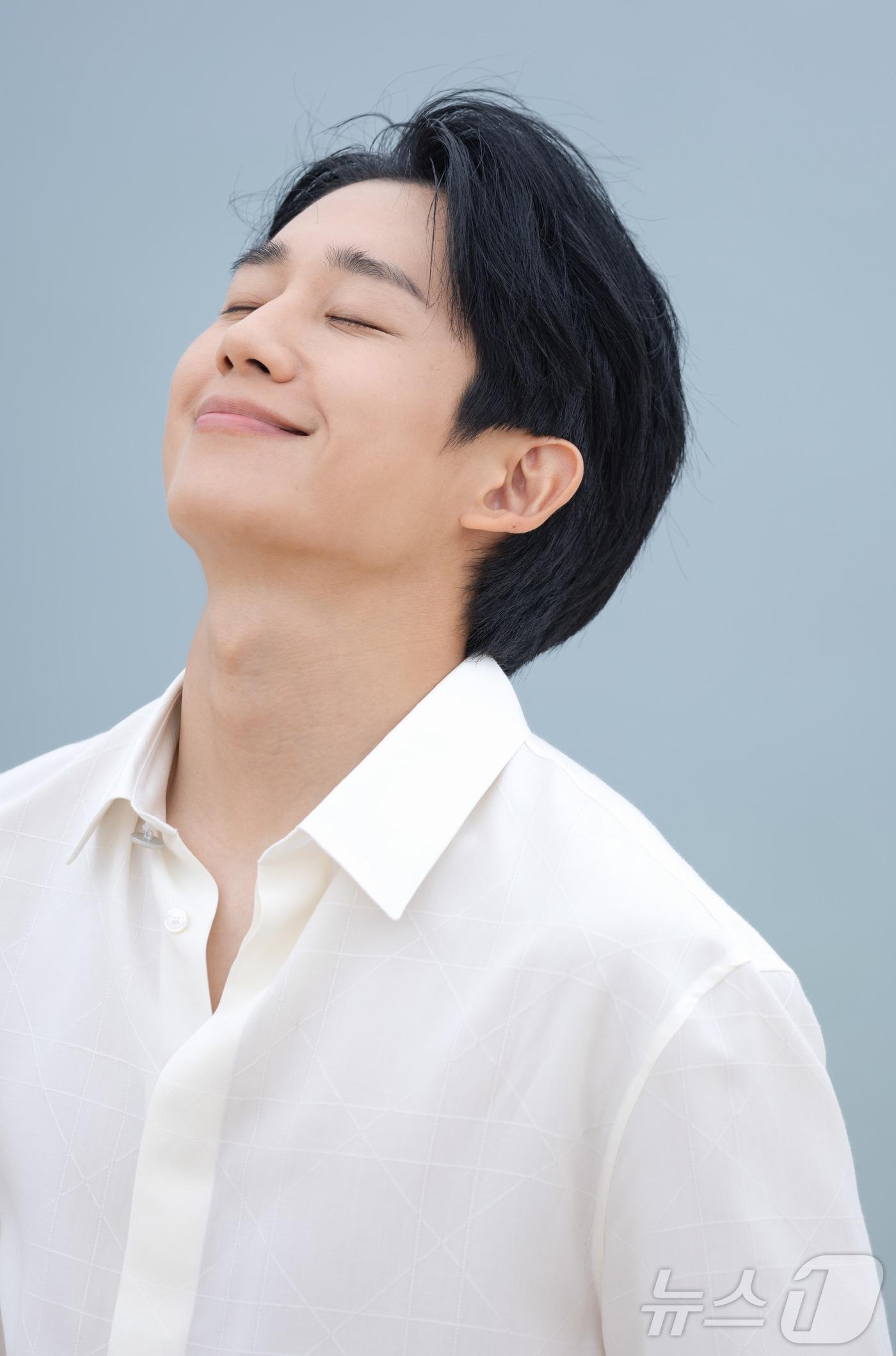 본문 이미지 - 제77회 칸 국제영화제(Cannes Film Festival 2024) 미드나잇 스크리닝 부문 공식 초청을 받은 영화 ‘베테랑2’의 주연배우 정해인이 20일(현지시간) 영화제가 열리고 있는 프랑스 남부 소도시 칸 '팔레 데 페스티벌(Palais d&egrave;s Festivals)' 한국 영화진흥위원회 부스가 마련된 크루아제트 해변에서 인터뷰 촬영을 하고 있다. 2024.5.21/뉴스1 ⓒ News1 이준성 기자