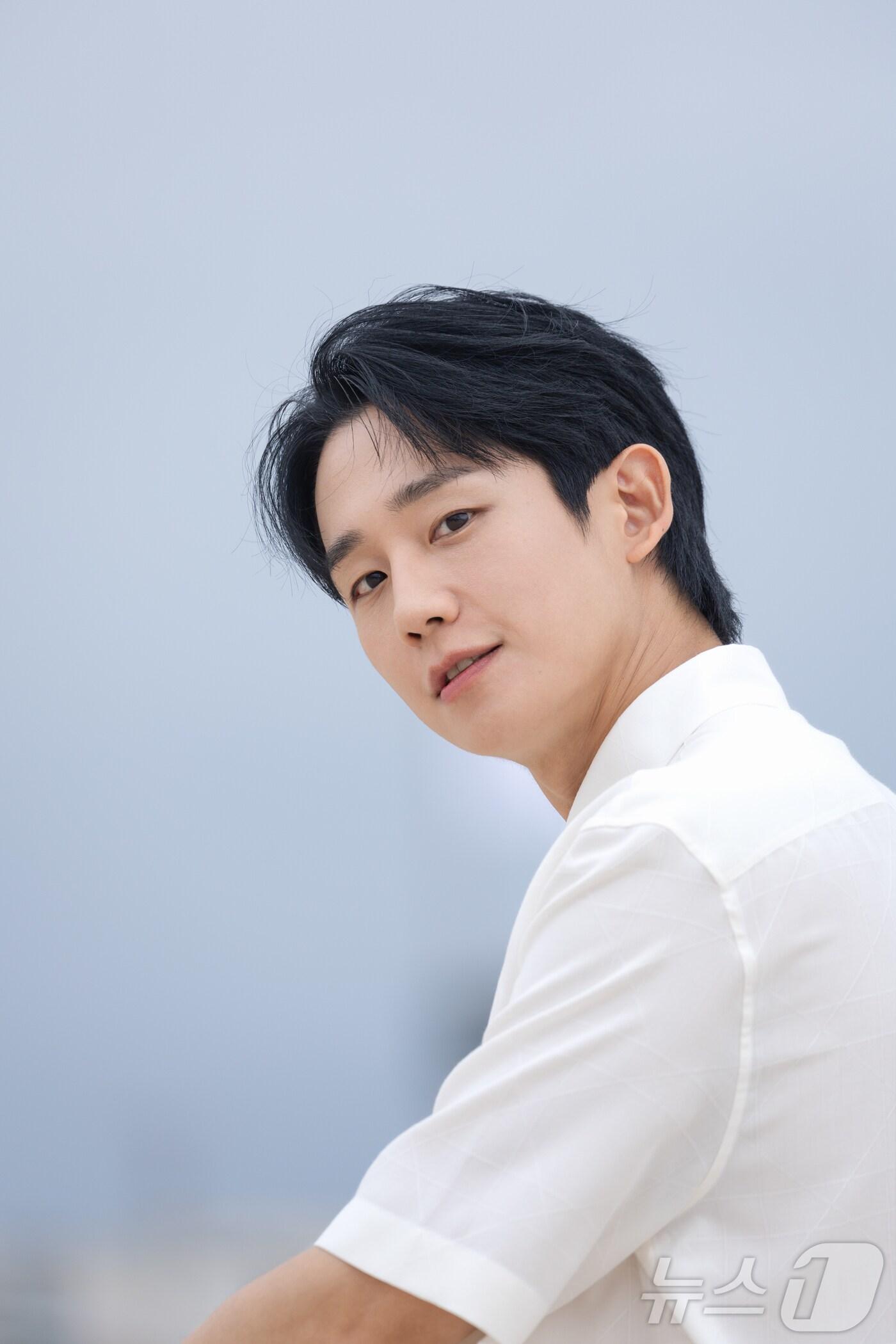 본문 이미지 - 제77회 칸 국제영화제&#40;Cannes Film Festival 2024&#41; 미드나잇 스크리닝 부문 공식 초청을 받은 영화 ‘베테랑2’의 주연배우 정해인이 20일&#40;현지시간&#41; 영화제가 열리고 있는 프랑스 남부 소도시 칸 &#39;팔레 데 페스티벌&#40;Palais d&egrave;s Festivals&#41;&#39; 한국 영화진흥위원회 부스가 마련된 크루아제트 해변에서 인터뷰 촬영을 하고 있다. 2024.5.21/뉴스1 ⓒ News1 이준성 기자