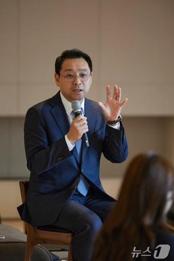 본문 이미지 - 김민수 해비치호텔앤드리조트 대표가 해비치 리조트 제주 리노베이션에 대해 설명하고 있다.(해비치호텔앤드리조트 제공)