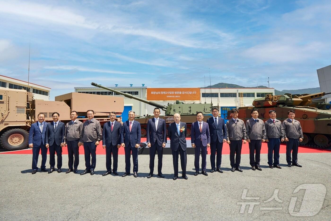김승연 한화그룹 회장과 김동관 부회장 등 한화에어로스페이스 주요 경영진이 지난 5월 20일 한화에어로스페이스 창원사업장에서 주력제품과 함께 기념촬영을 하고 있다.(한화그룹 제공) 2024.5.21/뉴스1