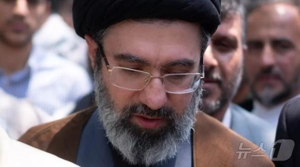 본문 이미지 - 이란 최고지도자의 둘째 아들 모즈타바 하메네이. ⓒ 로이터=뉴스1