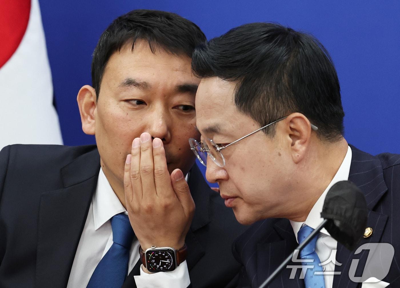 본문 이미지 - 더불어민주당 김용민 원내정책수석부대표(왼쪽)와 박성준 원내수석부대표가 21일 오전 서울 여의도 국회에서 열린 원내대책회의에서 귀엣말을 하고 있다. 2024.5.21/뉴스1 ⓒ News1 구윤성 기자