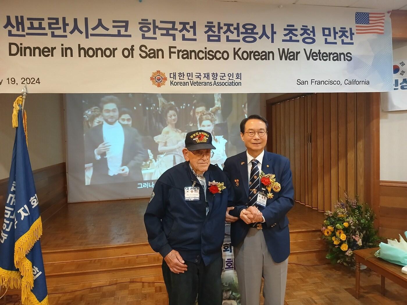 본문 이미지 - 조 아보슬레만 옹과 신상태 재향군인회 회장.(재향군인회 제공) 