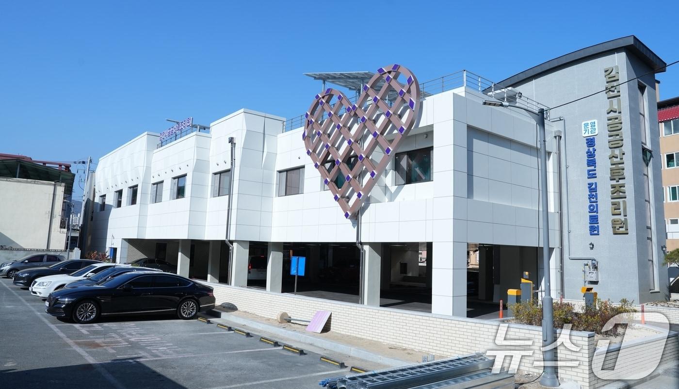 본문 이미지 - 경북형 신생아집중치료센터가 도와 구미시, 차의과대학교 부속 구미차병원 간 협약을 통해 경북에서 유일하게 365일 24시간 응급분만과 신생아 집중 치료가 가능하다. 사진은 김천시공공산후조리원(김천시 제공) /뉴스1