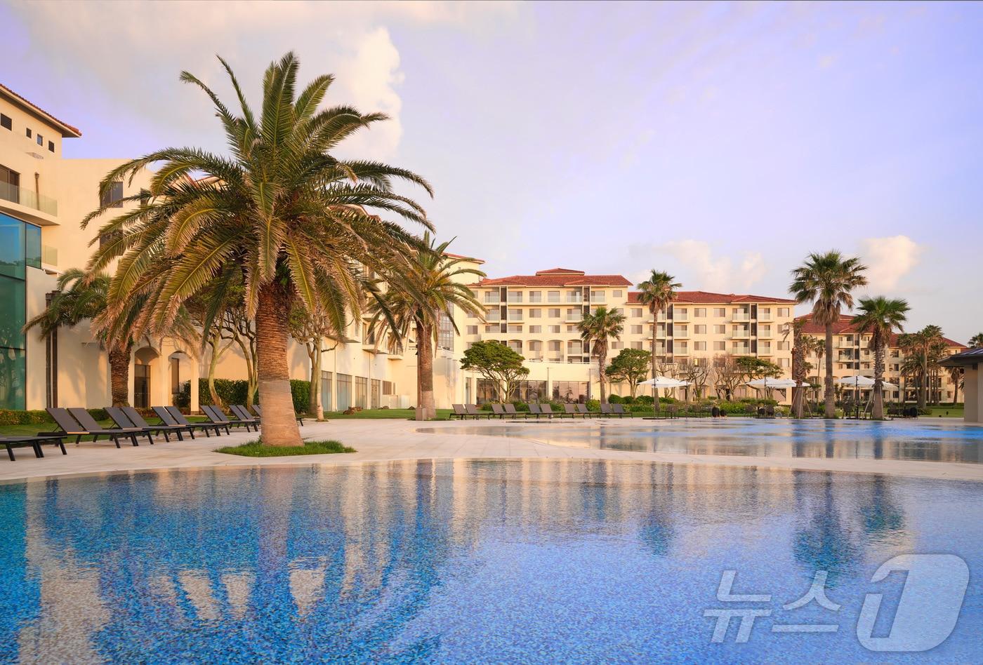 리노베이션을 마친 해비치 리조트 제주의 야외 전경.(해비치호텔앤드리조트 제공)