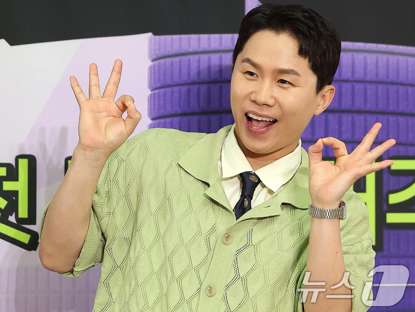 본문 이미지 - 개그맨 양세형이 21일 서울 영등포구 여의도 KBS 신관홀에서 열린 KBS2TV ‘하이엔드 소금쟁이’ 제작발표회에 참석해 포즈를 취하고 있다. '하이엔드 소금쟁이'는 고금리 고물가 시대 전 국민의 소비 능력을 업그레이드시켜 준다는 콘셉트의 소비 생활 솔루션 예능이다. 2024.5.22/뉴스1 ⓒ News1 김진환 기자