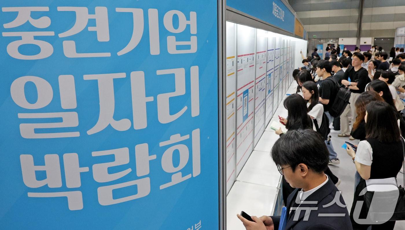 21일 오전 서울 강남구 코엑스에서 열린 2024년 중견기업 일자리 박람회를 찾은 구직자들이 채용공고 게시판을 살펴보고 있다. 2024.5.21/뉴스1 ⓒ News1 장수영 기자
