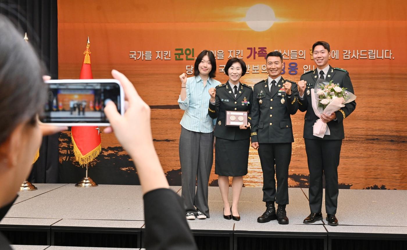 본문 이미지 - 특전사 김임수 원사(중앙 우측)와 박철순(중앙 좌측) 원사가 '자랑스러운 육군 가족상' 수상 후 기념사진을 촬영하고 있다.(육군 제공)
