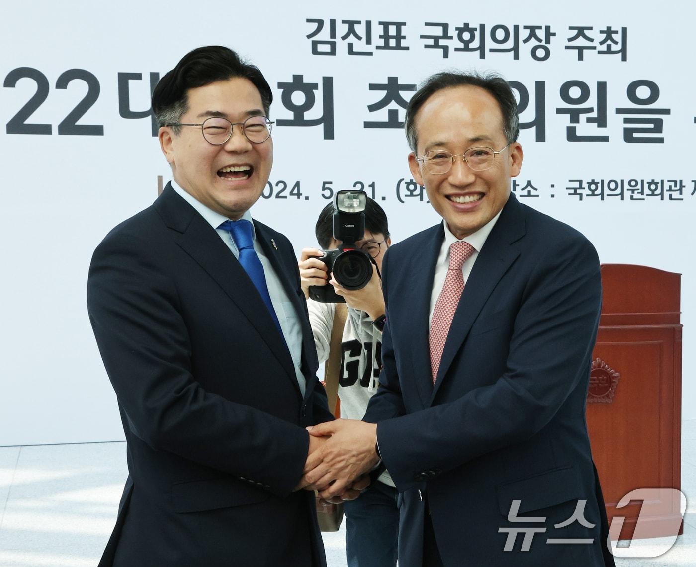 본문 이미지 - 박찬대 더불어민주당 원내대표와 추경호 국민의힘 원내대표가 21일 서울 여의도 국회 의원회관에서 열린 제22대 국회 초선의원을 위한 오찬에서 인사를 나누고 있다. 2024.5.21/뉴스1 ⓒ News1 송원영 기자
