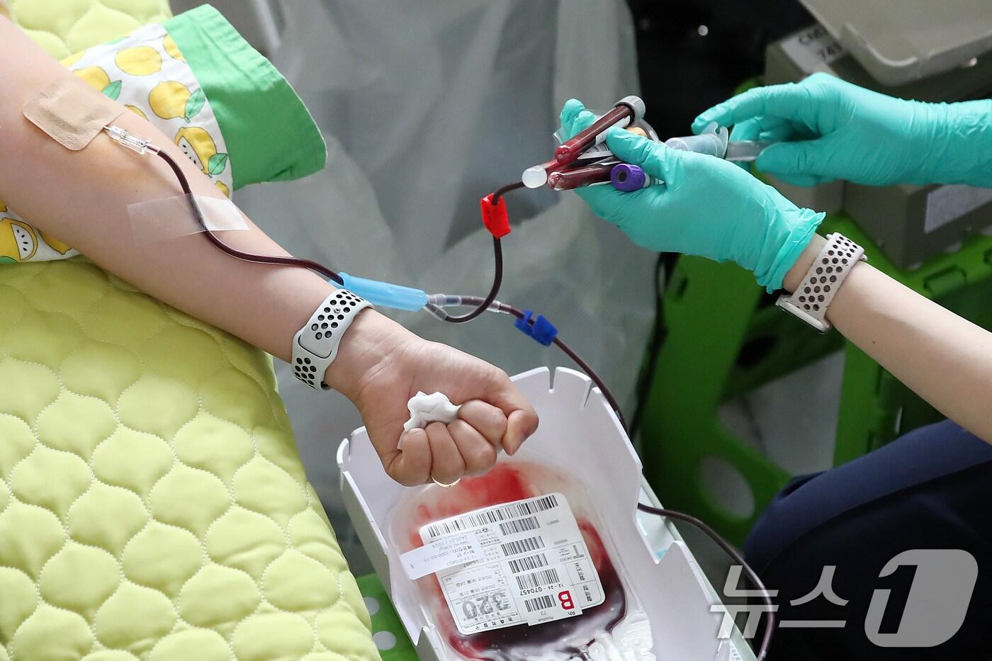 21일 오전 대구 북구 대구보건대 본관에서 열린 '제26회 헌혈 사랑 나눔 축제' 현장을 찾아 헌혈에 동참한 한 학생이 주먹을 꼭 쥐고 있다. 2024.5.21/뉴스1 ⓒ News1 공정식 기자