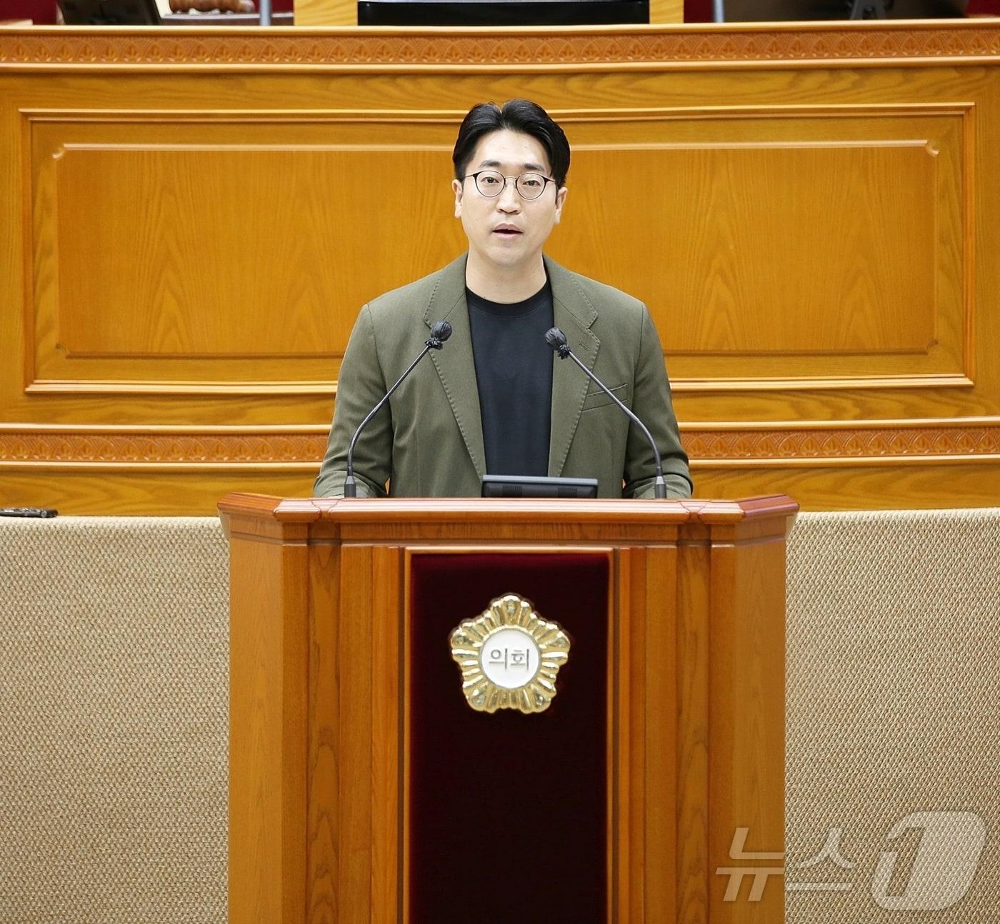 본문 이미지 - 경기 안양시의회 김도현 의원(민주, 평촌·평안·귀인·범계·갈산)이 21일 제292회 임시회 제2차 본회의 5분 자유발언에서 버스의 임산부 배려 부족을 해결하기 위한 ‘핑크라이트 시스템’ 도입을 촉구했다.(김도현 의원 제공)/