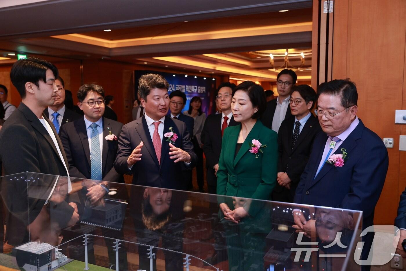 오영주 중소벤처기업부 장관(오른쪽 두 번째)이 21일 서울 중구 롯데호텔에서 열린 '2024 글로벌 혁신특구 출범식'에 참석해 전시부스를 둘러보고 있다. 사진은 기사와 무관. (중소벤처기업부 제공) 