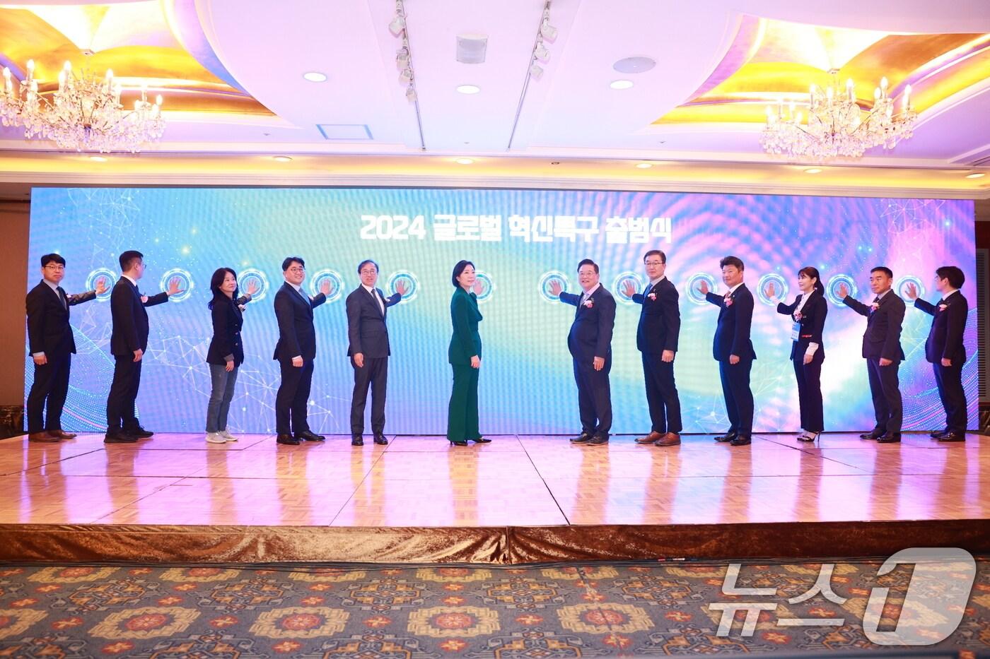 본문 이미지 - 서울 중구 롯데호텔에서 열린 '2024 글로벌 혁신특구 출범식'에서 오영주 중소벤처기업부 장관(왼쪽 여섯 번째)과 우동기 지방시대위원장을 비롯한 관계자들과 출범 세리머니를 하고 있다. (중소벤처기업부 제공) /뉴스1