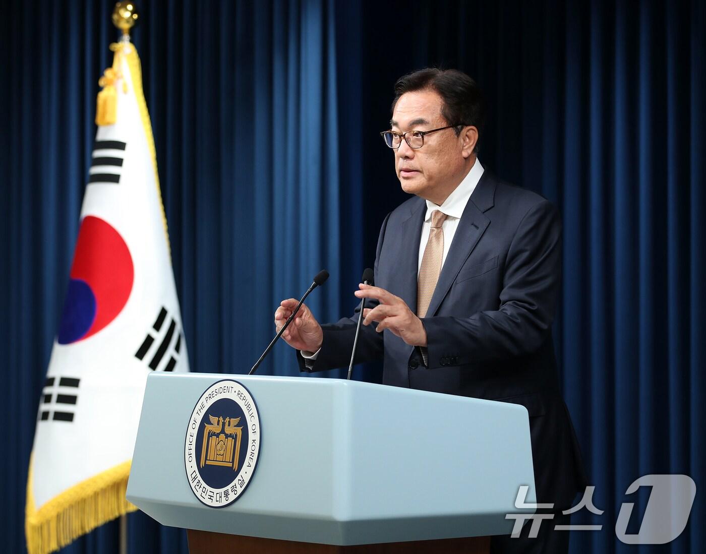 본문 이미지 - 정진석 대통령 비서실장이 21일 용산 대통령실 청사에서 채 상병 사망 사건 외압 의혹 특검법(채상병 특검법) 재의요구권 의결과 관련한 브리핑을 하고 있다. 윤석열 대통령은 이날 채상병 특검범에 대해 취임 후 10번째 거부권을 행사했다./뉴스1 ⓒ News1 오대일 기자