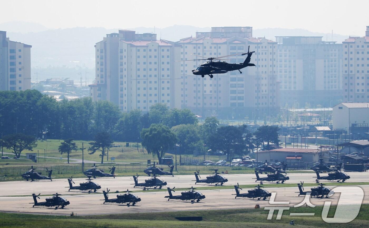 '제12차 한미 방위비분담금특별협정(SMA)' 체결을 위한 2차 회의가 열린 21일 오후 경기 평택시 팽성읍 주한미군기지 캠프 험프리스에서 헬기가 비행하고 있다. 2024.5.21/뉴스1 ⓒ News1 김영운 기자