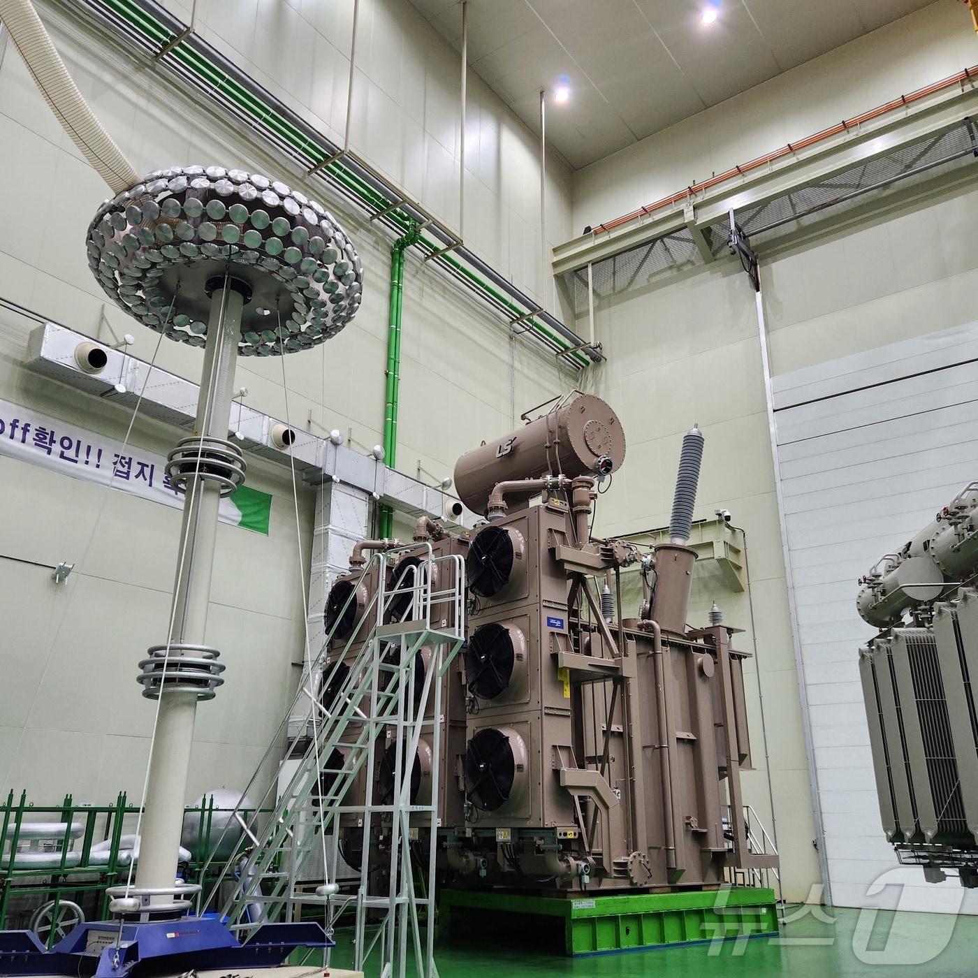 본문 이미지 - LS ELECTRIC 부산사업장에서 초고압 변압기 수출을 앞두고 최종 시험을 진행하고 있다.(LS일렉트릭 제공)