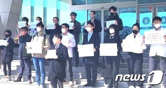 본문 이미지 - 전북대학교 의과대학·전북대병원 소속 교수 비상대책위원회가 지난 3월 20일 전북대 본관 앞에서 긴급기자회견을 갖고, 의대 정원 증원 전면 철회를 촉구하고 있다./뉴스1 임충식 기자