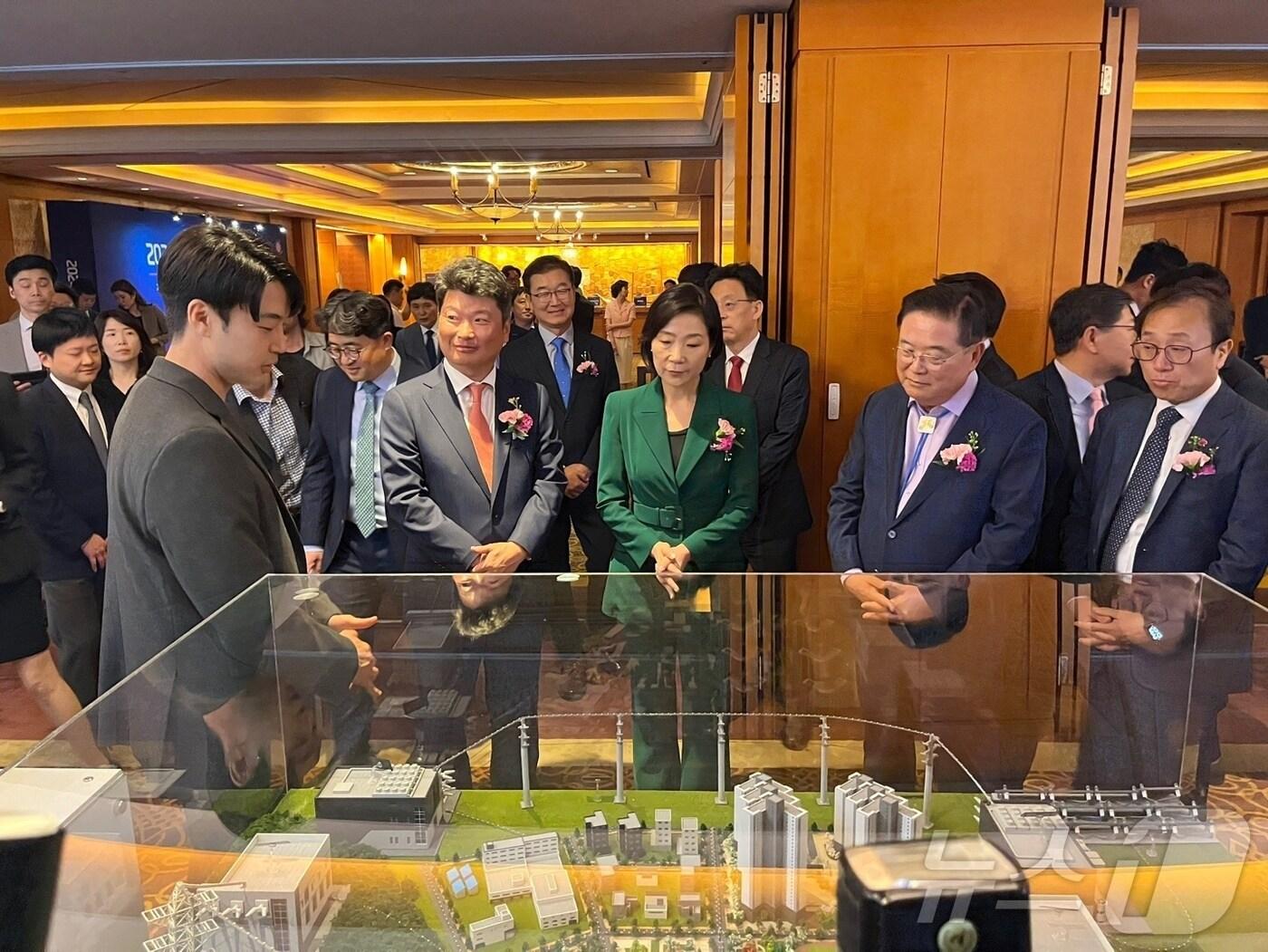 본문 이미지 - 21일 롯데호텔 서울에서 새로운 직류산업 미래를 향한 거대한 도약을 위해 직류산업 글로벌 혁신 특구 출범식이 열리고 있다.(전남도 제공) 2024.5.21/뉴스1