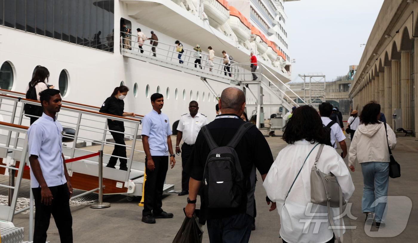 본문 이미지 - 제주 관광을 끝낸 크루즈 관광객들이 21일 오후 제주 서귀포시 강정동 강정크루즈여객터미널 앞에 정박한 MSC벨리시마호에서 다시 오르고 있다. 2024.5.21/뉴스1 ⓒ News1 오미란 기자