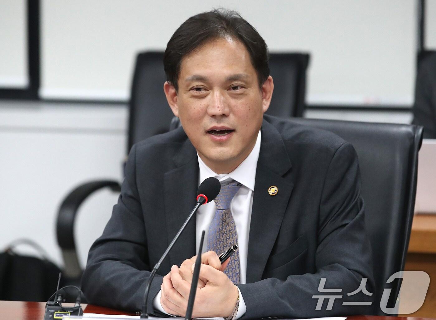 본문 이미지 - 김태규 국민권익위원회 부위원장이 21일 서울 종로구 정부서울청사에서 열린 참전유공자 수당 지급 사각지대 해소를 위한 제도개선 간담회에서 발언을 하고 있다. 2024.5.21/뉴스1 ⓒ News1 임세영 기자