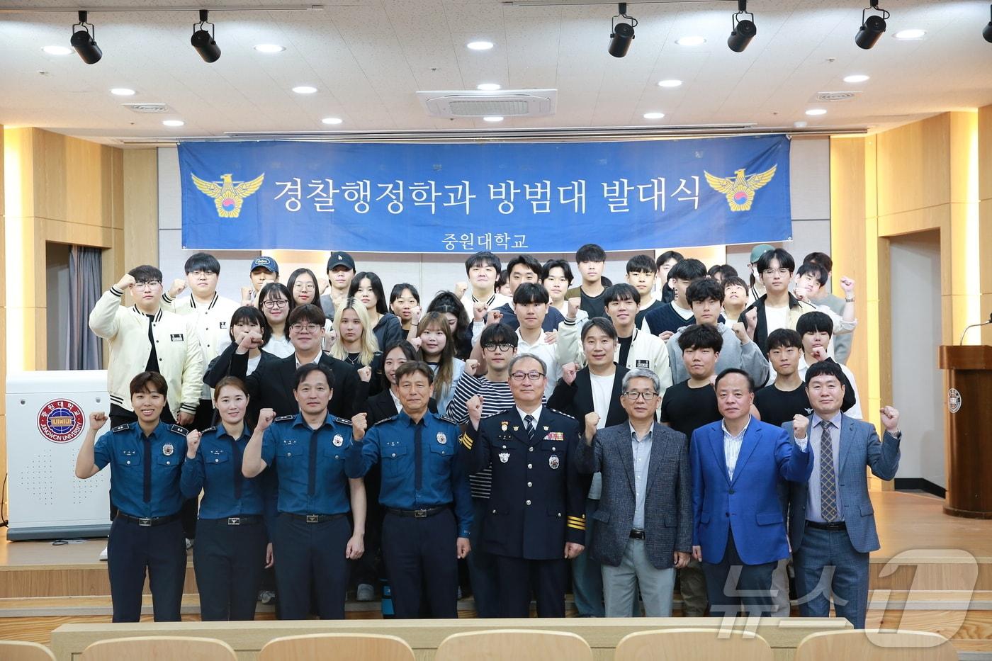 본문 이미지 - 괴산경찰서와 중원대학교 '캠퍼스 안전순찰대' 발대식.(괴산경찰서 제공)/뉴스1