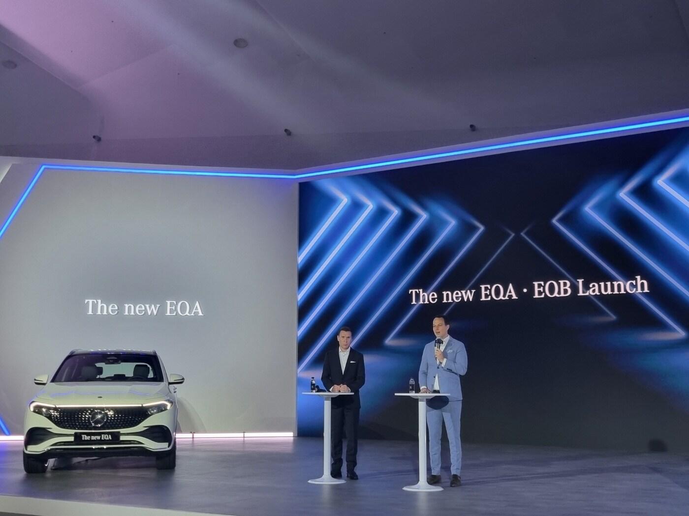 본문 이미지 - 마티아스 바이틀 메르세데스-벤츠 코리아 사장과 킬리안 텔렌 부사장이 21일 서울 동대문디자인플라자에서 더 뉴 EQA와 더 뉴 EQB 공개 행사를 진행하고 있다. 2024/5/21/뉴스1 ⓒ News1 박주평 기자